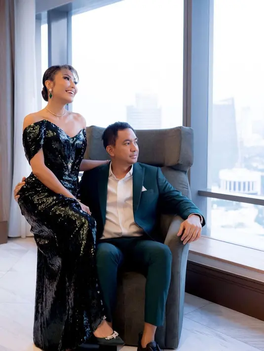 Ayu Dewi juga bersyukur karena hari pertama puasa bisa menjalankan ibadah sholat tarawih bersama keluarga di rumah. [Instagram/mrsayudewi]