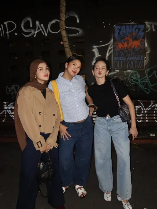 Barrel jeans tampil begitu memikat dengan sentuhan flat shoes dan t-shirt basic.   [foto: Instagram/ Enzy Storia]