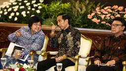 Presiden Joko Widodo berbincang dengan Menteri Lingkungan Hidup dan Kehutanan Siti Nurbaya saat menghadiri pencanangan pengakuan hutan adat di Istana Negara, Jakarta, Jumat (30/12). (Liputan6.com/Faizal Fanani)