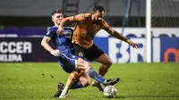 Pemain Persib Bandung, Nick Kuipers (kiri) berusaha merebut bola dari pemain Bhayangkara FC, Henry Matias Mier Codina pada laga lanjutan BRI Liga 1 2022/2023 antara Persib Bandung melawan Bhayangkara FC di Stadion Pakansari, Bogor, Jumat (24/03/2023). (Bola.com/Bagaskara Lazuardi)