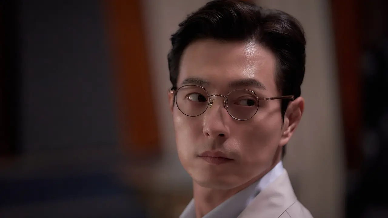 Jung Sung Il dalam film Murderer Report. (MIK Studio -Pluto Story Group - With a Studio via Soompi)