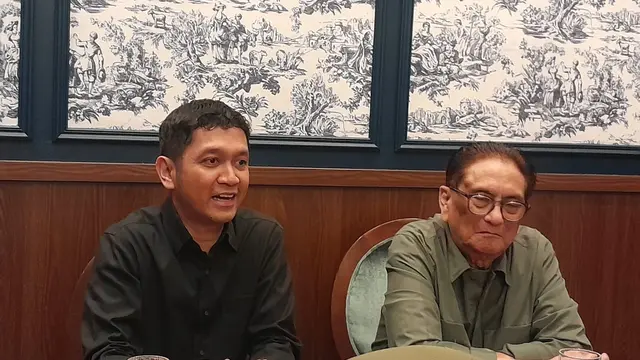 Dokter Dicky Levenus Tahapary, Sp.PD-KEMD, PhD, FINASIM dari Eka Hospital BSD, Tangerang Selatan (kiri) bersama Prof. Dr. dr. Sidartawan Soegondo, Sp.PD-KEMD, FINASIM, FACE bicara soal penanganan obesitas pada pasien diabetes.