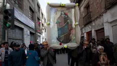 Penambang membawa gambar Our Lady of Socavon dalam sebuah prosesi untuk menghormati santo pelindung mereka, di Oruro, Bolivia (1/3). Ratusan orang yang terdiri dari warga, uskup agung, dan pejabat setempat mengikuti acara ini. (AP Photo/Juan Karita)