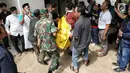 Jenazah korban kecelakaan Tanjakan Emen di Kabupaten Subang tiba untuk dimandikan di Instalasi Pemulasaraan RSUD Tangsel, Ciputat, Minggu (11/2). Pemakaman di TPU Legoso akan dilakukan secara massal. (Liputan6.com/Fery Pradolo)