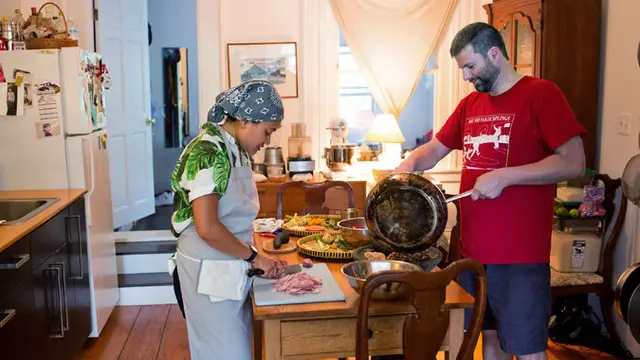 Aktivitas Retno dan sang suami di dapur