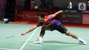 Pebulu tangkis tunggal putra Indonesia Anthony Sinisuka Ginting saat melawan tunggal putra China Shi Yu Qi pada babak 16 besar Indonesia Masters 2023 di Istora Senayan, Jakarta, Kamis (26/1/2023). Anthony Sinisuka Ginting terhenti di babak 16 besar Indonesia Masters 2023 setelah kalah dari Shi Yu Qi dengan skor 19-21 dan 16-21. (Liputan6.com/Herman Zakharia)