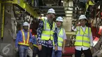 Presiden Jokowi (kanan) didampingi Gubernur DKI Basuki Tjahaja Purnama dan Dirut MRT Jakarta Dono Boestami (tengah) meninjau pembangunan Mass Rapid Transit (MRT) titik lokasi Patung Pemuda, Senayan, Jakarta, Kamis (8/10). (Liputan6.com/Faizal Fanani)