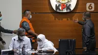 Direktur PT Adonara Propertindo, Tommy Adrian (tengah) bersiap menjalani rilis penahanan di Gedung KPK, Jakarta, Senin (14/6/2021). Tommy Adrian merupakan tersangka dugaan korupsi pengadaan tanah terkait program pembangunan rumah DP Rp 0,- di Munjul Pondok Ranggon. (Liputan6.com/Helmi Fithriansyah)