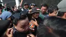 Koordinator Aliansi Masyarakat Pati Bersatu (AMPB) Supriyono alias Botok, didampingi sejumlah rekan pendemo, memasuki gedung DPR dengan pengawalan petugas kepolisian saat aksi di Jakarta, Kamis (27/8/2026). (KLY/Budy Santoso)