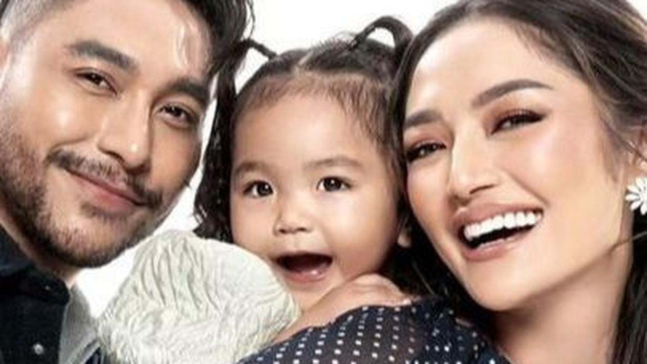 Family Goals! Siti Badriah dan Krisjiana Baharuddin Melakukan Sesi Pemotretan Keluarga, Ekspresi Xarena Begitu Menggemaskan