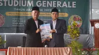 Mustasyar PBNU Prof DR KH Said Aqil Siradj didampingi Ketua Yayasan El Bayan dan El Muslim, Prof DR KH Fathul Amin Aziz menandatangani prasasti pendirian pesantren berbasis pendirian berbasis pertanian durian. (Foto: Dok SMK Komputama)