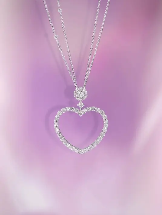 Melalui koleksi L’Heure du Diamant, Chopard memukau dengan liontin dan anting yang dihiasi motif hati. Keahlian luar biasa dalam pengerjaan dan kilauan berlian yang memikat menjadikan koleksi ini sebagai perwujudan cinta yang abadi.  [Dok/Chopard].