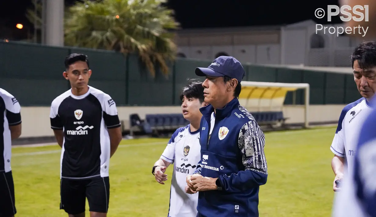 Pelatih kepala Timnas Indonesia, Shin Tae-yong memberikan instruksi kepada para pemain saat melakukan latihan menjelang Kualifikasi Piala Dunia 2024 melawan Bahrain di Hamad Town Youth & Sports Ground, Minggu, 6 Oktober 2024. (Dok. PSSI)