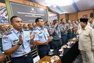 Hadirnya Presiden Prabowo di lokasi acara disambut penuh semangat para Komandan Satuan TNI.