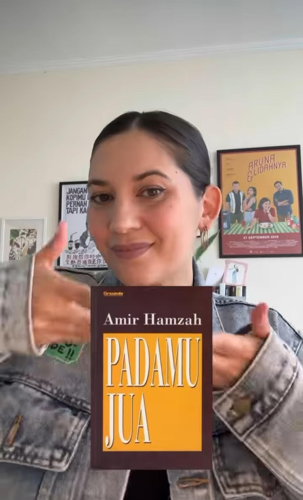 Tak ketinggalan, Hana memiliki banyak koleksi buku bacaan dan sering membagikan rekomendasi buku kepada para pengikutnya di Instagram pribadi.<br>