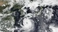 gambar satelit yang dirilis oleh NASA menunjukkan Badai Tropis Khanun, menjulang di pulau barat daya Jepang pada Selasa ini, 8 Agustus 2023. (NASA Worldview, Earth Observing System Data and Information System (EOSDIS) via AP)