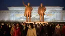Warga berdatangan untuk memberi penghormatan di depan patung mendiang pemimpin Korea Utara Kim Il-sung dan Kim Jong-il pada peringatan 10 tahun kematian Kim Jong-il, Pyongyang, Korea Utara, 16 Desember 2021. Kim Jong-il adalah ayah dari pemimpin Korea Utara saat ini, Kim Jong-un. (KIM WON JIN/AFP)