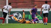 Kiper Madura United, Muhammad Ridho (tengah) berebut bola dengan pemain Persik Kediri, Arthur Felix Silva dalam laga pekan ke-13 BRI Liga 1 2021/2022 di Stadion Moch. Soebroto, Magelang, Rabu (24/11/2021). (Bola.com/Bagaskara Lazuardi)