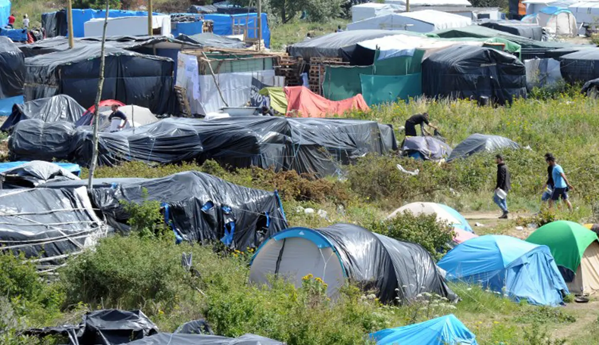 Puluhan tenda yang didirikan imigran gelap dari Ethiopia dan Eritrea di sebuah kamp sementara di sekitar pelabuhan Calais, Prancis, Minggu (2/8/2015). (AFP PHOTO/FRANCOIS LO PRESTI)