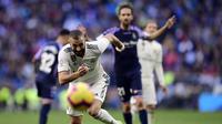 Striker Real Madrid, Karim Benzema, mengejar bola saat melawan Real Valladolid pada laga La Liga Spanyol di Stadion Santiago Bernabeu, Madrid, Sabtu (3/11). Madrid menang 2-0 atas Valladolid. (AFP/Javier Soriano)