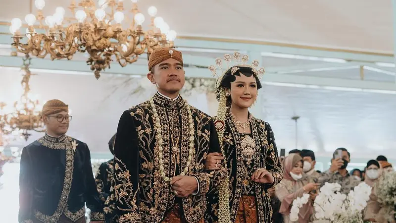 Potret Erina Gudono menikah dengan Kaesang mengenakan baju adat Jawa