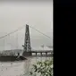 Jembatan gantung Kali Regoyo Lumajang putus diterjang banjir lahar dingin Semeru. (Istimewa)