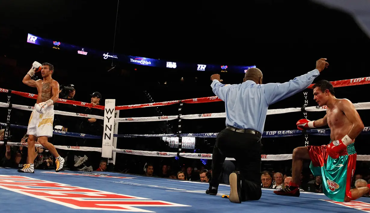 Wasit Robert Byrd saat memimpin laga antara Vasyl Lomachenko melawan Romulo Koasicha di Las Vegas, Sabtu (7/11/2015). Robert Byrd akan menjadi wasit yang memimpin laga tinju antara Floyd Mayweather dan Conor McGregor. (AFP/Steve Marcus)