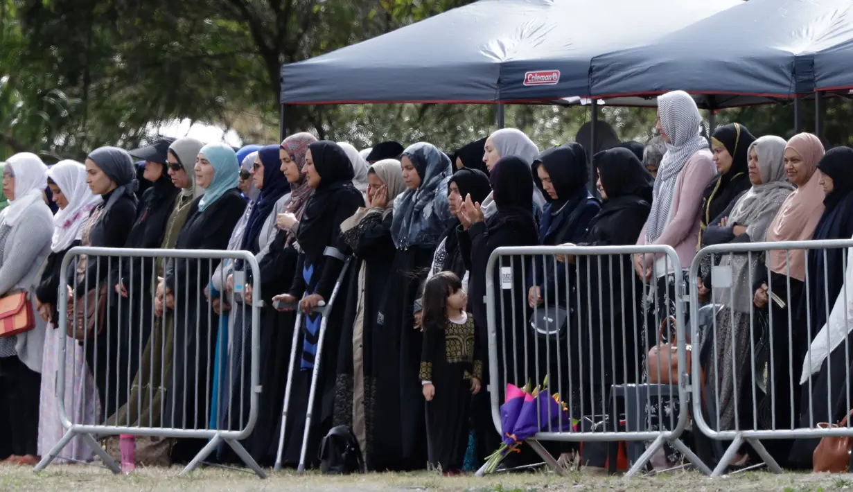 Sejumlah wanita menghadiri pemakaman korban penembakan masjid di Memorial Park Cemetery, Christchurch, Selandia Baru, Rabu (20/3). Ratusan pelayat turut menghadiri pemakaman. (AP Photo/Mark Baker)