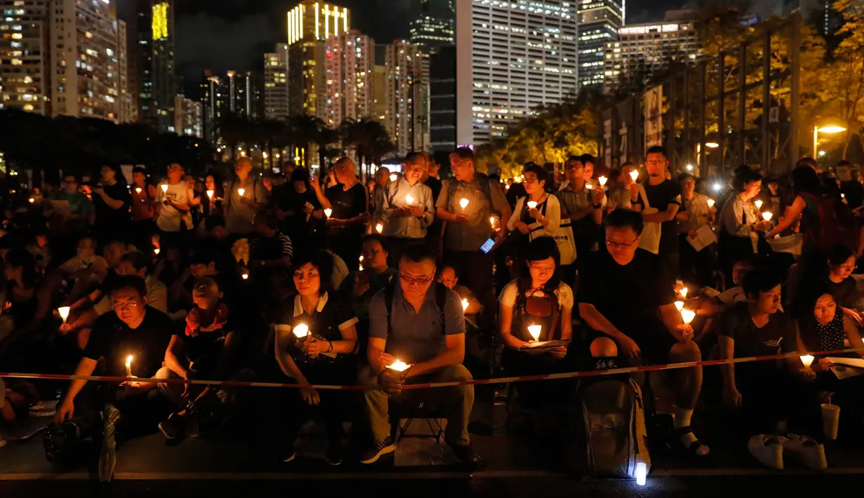 Sejumlah orang berkumpul memegang lilin sambil berdoa untuk memperingati Insiden Tiananmen di Taman Victoria Hong Kong (4/6). Pada tahun 1989 telah terjadi Insiden 6/4 atau Pembantaian Lapangan Tiananmen. (AP/Vincent Yu)
