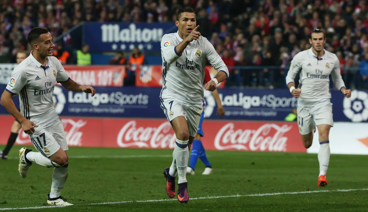 Cristiano Ronaldo melakukan selebrasi bersama rekan-rekannya usai mencetak gol kegawang Atletico Madrid pada Liga Spanyol di Vicente Calderon, Spanyol, (19/11). Kini Ronaldo dijagokan merebut gelar pemain terbaik dunia tahun ini. (Reuters/Sergio Perez)