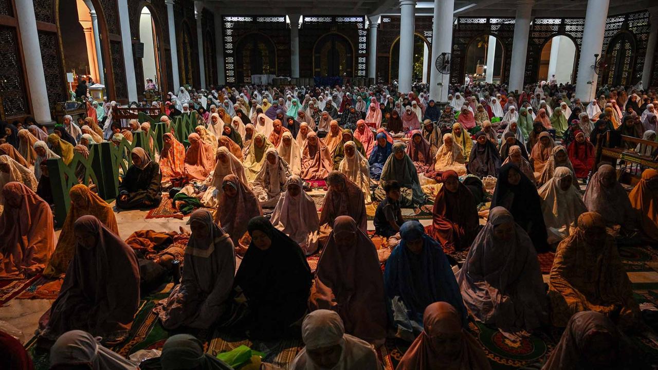 FOTO: Itikaf Mengharapkan Kemulian Malam Lailatu Qodar di Mesijd Al Akbar Surabaya
