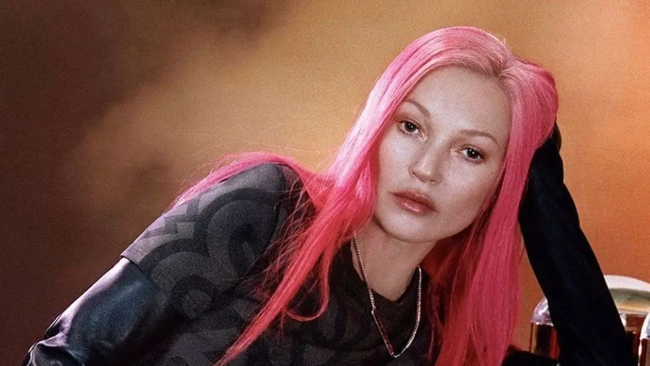 Kate Moss kembali dengan rambut pink ikonisnya di era 90-an