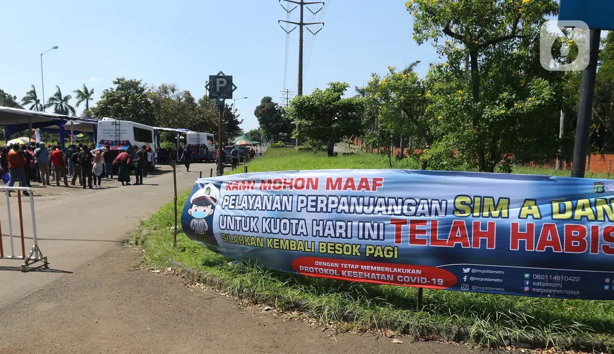 Warga mengantre untuk pembuatan dan memperpanjang SIM di mobil layanan SIM Keliling Masjid At-Tin TMII, Jakarta Timur, Kamis (4/6/2020). Direktorat Lalu Lintas Polda Metro Jaya mengoperasikan kembali layanan mobil SIM Keliling untuk mengantisipasi antrean pemohon. (Liputan6.com/Herman Zakharia)