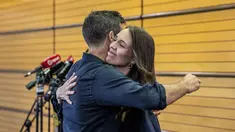 Perdana Menteri Selandia Baru Jacinda Ardern (kanan) memeluk tunangannya Clark Gayford setelah mengumumkan pengunduran dirinya pada konferensi pers di Napier, Selandia Baru, Kamis (19/1/2023). Sambil menahan air mata, Ardern mengatakan kepada wartawan bahwa 7 Februari akan menjadi miliknya hari terakhir di kantor. (Mark MItchell/New Zealand Herald via AP)