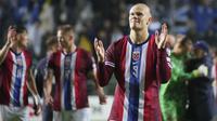 Momen Erling Haaland, penyerang Norwegia, menunjukkan apresiasinya kepada para suporter setelah laga kualifikasi Piala Dunia 2026 Grup I kontra Estonia di Lillekula Stadium, Tallinn, Senin, 9 Juni 2025. (AP Photo/Sergei Grits)