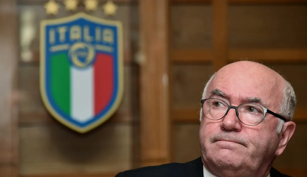 Presiden Federasi Sepak Bola Italia (FIGC), Carlo Tavecchio, memberi keterangan pers di kantor FIGC, Roma, Senin (20/11/2017). Bos FIGC tersebut mundur dari jabatanya usai gagal membawa Italia lolos ke Piala Dunia 2018. (AFP/Alberto Pizzoli)
