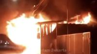 Kebakaran melanda sebuah rumah makan di Jalan Sasak III, Kelurahan Kelapa Dua, Kecamatan Kebon Jeruk, Jakarta Barat, Sabtu (4/10/2025) dinihari.&nbsp;(Antara/@humasjakfire)