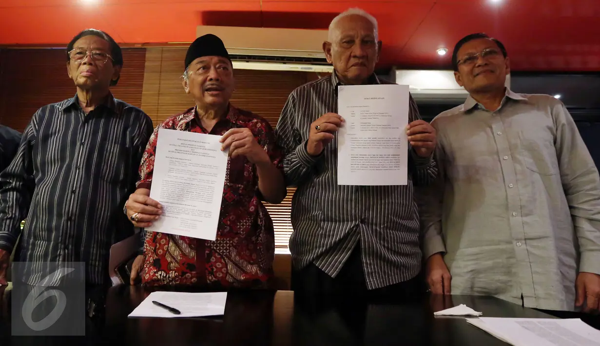 Ketua Dewan Pembina Sentral Organisasi Karyawan Swadiri Indonesia (Soksi) Oetojo Oesman (kedua kiri) bersama tokoh Soksi lainnya menunjukan surat pernyataan saat menggelar jumpa pers di Jakarta, Selasa (28/2). (Liputan6.com/JohanTallo)