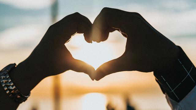 40 Kata-Kata Cinta Menyentuh Hati, Bikin Meleleh - Ragam Bola.com