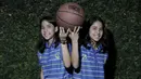 Pebasket Merpati Bali, Tania Rasidi dan Lamia Rasidi, berpose saat berkunjung ke kantor Bola.com, Jakarta, Jumat (16/3/2018). Duet kembar ini siap membawa Merpati Bali juara Srikandi Cup 2017/2018. (Bola.com/M Iqbal Ichsan)