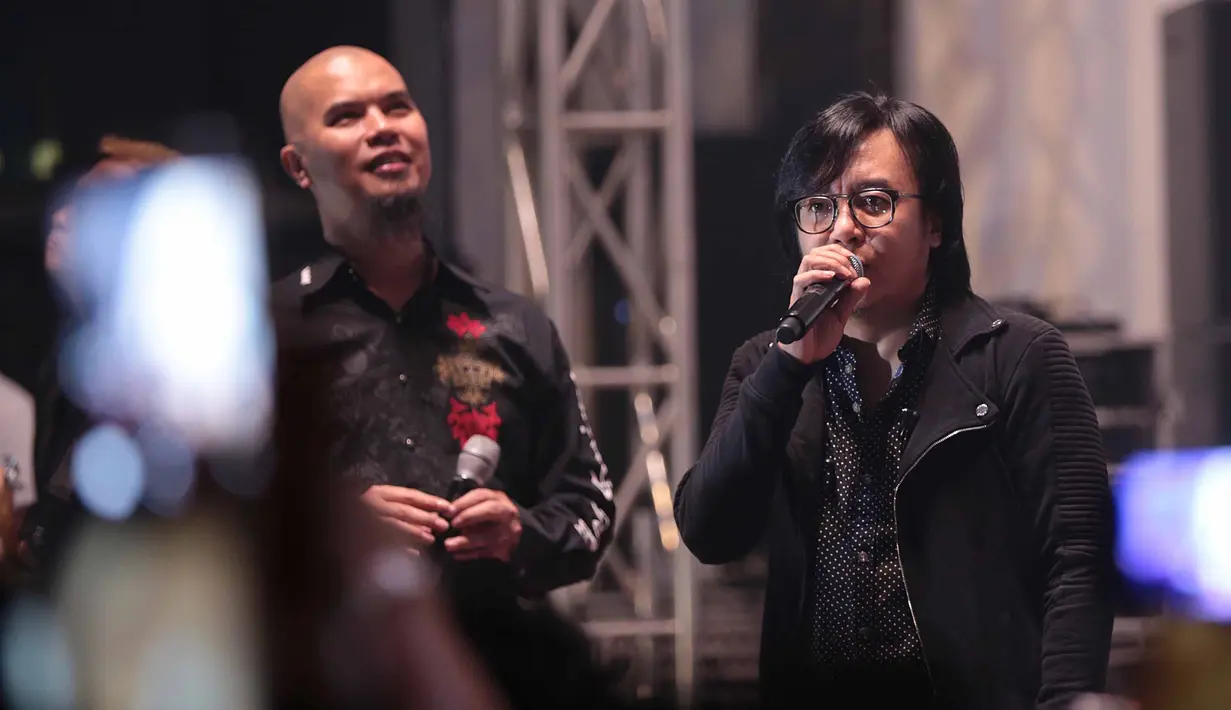 Lagu bertajuk Manusia Biasa dibawakan pada awal penampilan Dewa 19. Lagu ini terdapat di dalam lagu Terbaik-Terbaik yang rilis pada tahun 1995. Saat itu, Ari dan Dhani memang menjadi pasangan duet. (Deki Prayoga/Bintang.com)