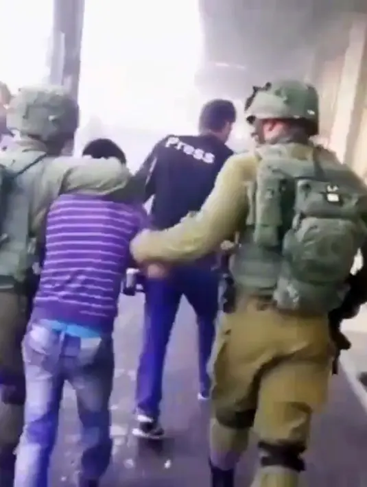 Melalui Instagram, suami Shireen Sungkar itu menunjukkan kepeduliannya dengan mengunggah ulang video yang diunggah ustaz Hanan Attaki. Video yang mengambarkan kekejaman tentara Israel terhadap anak-anak Palestina. (Instagram/teukuwisnu)