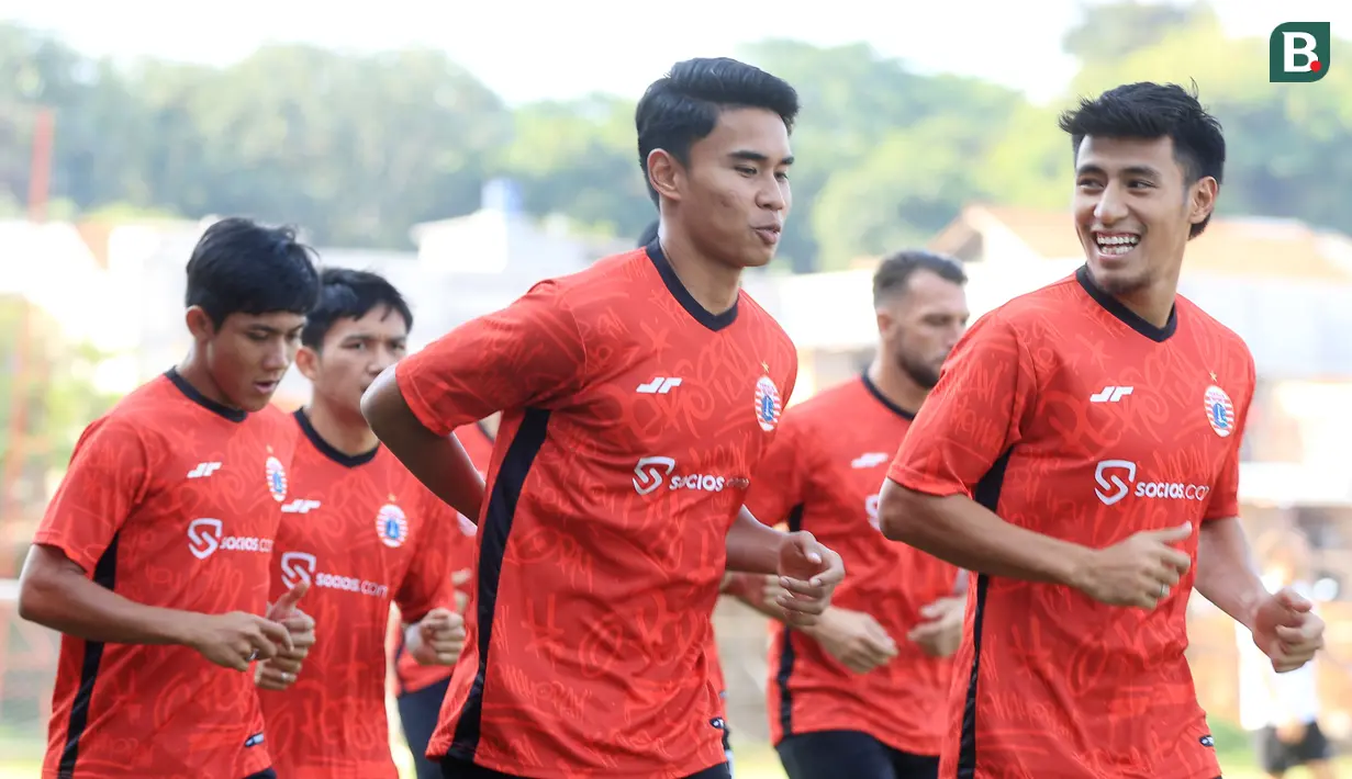 Pemain Persija Jakarta, Hanif Sjahbandi dan Muhammad Ferrari, mengikuti sesi latihan jelang laga melawan Persita Tangerang di Nirwana Park, Sawangan, Depok, Selasa (18/7/2023). Macan Kemayoran akan bertandang ke markas Pendekar Cisadane dalam laga pekan keempat BRI Liga 1 2023-2024 pada Sabtu (22/7/2023) di Indomilk Arena. (Bola.com/M Iqbal Ichsan)