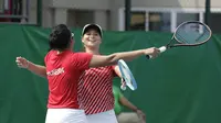 Beatrice Gumulya / Jessy Rompies saat meladeni perlawanan pasangan Thailand, Peangtarn Plipuech/Tamarine Tanusugarn di Tennis Court Rizal Memoarial Sports Complex, Sabtu (7/12/2019). (Bola.com/Muhammad Iqbal Ichsan)