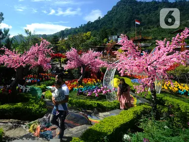 Wisatawan menikmati tempat wisata yang Instagrammable di kawasan Puncak Dua, Sukamakmur, Bogor, Jumat (6/1/2023). Meski kawasan Puncak Dua belum dikembangkan secara maksimal oleh Pemkab Bogor dan pemerintah pusat, warga seputar Jabodetabek dan Cianjur tetap antusias mengunjungi kawasan ini sebagai tempat wisata alternatif selain kawasan Puncak dan sekitarnya yang selalu didominasi kemacetan lalu lintas. (merdeka.com/Arie Basuki)