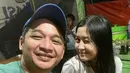 Vokalis band sukses Pasha Ungu juga pernah mengabadikan momen makan bersama buah hati di warung kaki lima pecel lele. Banyak warganet pangling melihat potret anak ketiga Pasha, Nasha Anaya. Cantiknya Nasha Anaya ini membuat netizen kian jatuh hati. (Liputan6.com/IG/pashaungu_vm)