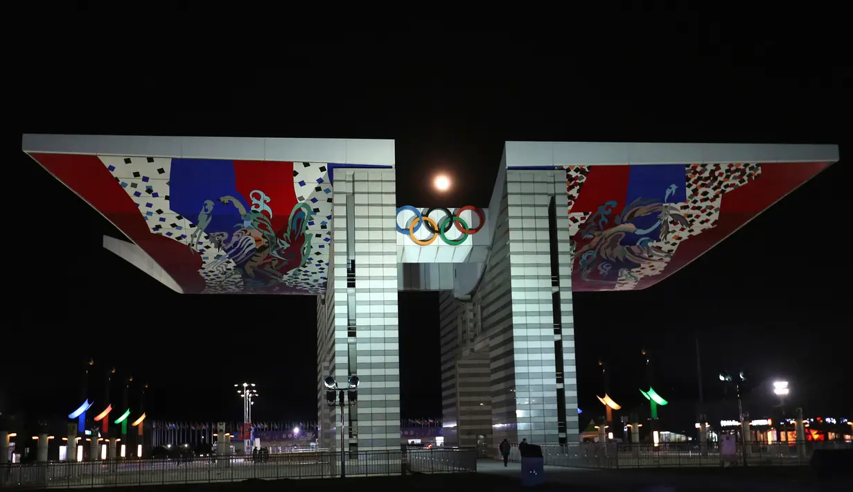 Pemandangan ketika supermoon terlihat di Gerbang Damai di Olympic Park di Seoul, Korea Selatan, Rabu (31/1). (AP Photo/Ahn Young-joon)