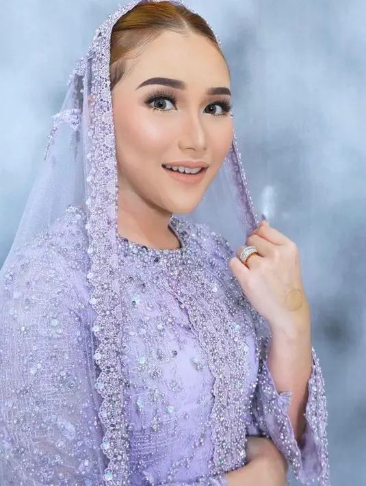 Semakin glowing, Ayu Ting Ting terlihat flawless dengan pulasan makeup yang membuatnya semakin terlihat cantik. (Instagram/kriznafahrezi).