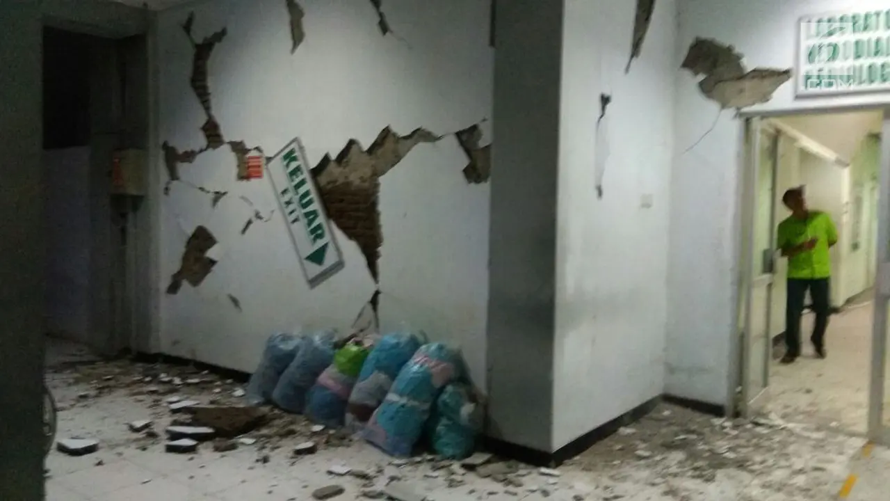 PHOTO: Gempa Guncang Pulau Jawa, Rumah Sakit di Banyumas Rusak Parah