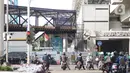 Suasana proyek skybridge Stasiun MRT Asean-Halte Transjakarta CSW di Kebayoran Baru, Jakarta, Selasa (21/1/2020). Jembatan layang ini nantinya akan memudahkan penumpang mengakses salah satu moda transportasi baik di MRT Stasiun Asean atau Halte Transjakarta CSW. (Liputan6.com/Immanuel Antonius)